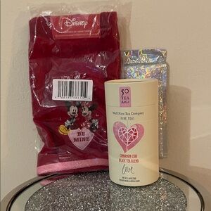NWT Disney Valentine’s Day Handtowel/Tea Bundle